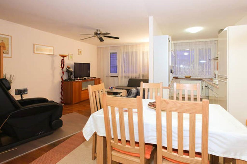 Apartment Mariahilf - 4Rooms4You Wenen Kamer foto
